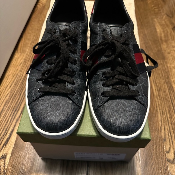 Men’s Gucci Sneakers - Picture 3 of 5
